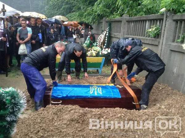 Вінничани провели в останню путь загиблого під Слов’янськом «ягуарівця» (Фоторепортаж) — фото 3