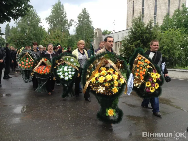 Вінничани провели в останню путь загиблого під Слов’янськом «ягуарівця» (Фоторепортаж) — фото 6