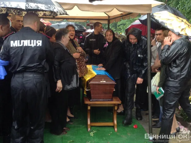 Вінничани провели в останню путь загиблого під Слов’янськом «ягуарівця» (Фоторепортаж) — фото 7