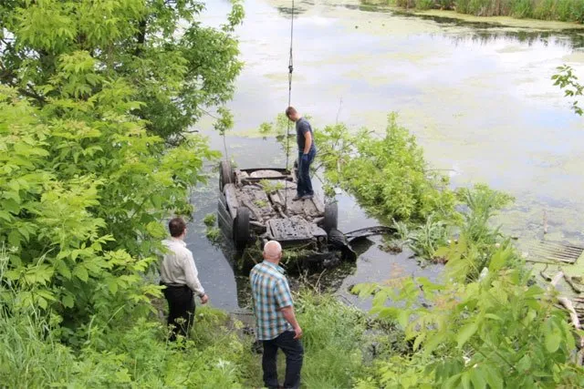 Внаслідок ДТП автомобіль опинився у річці — фото 1