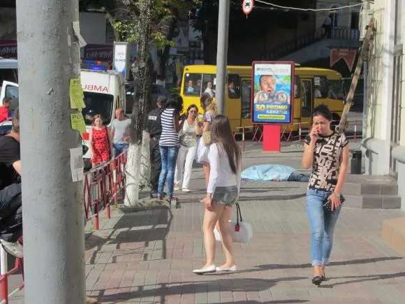У Вінниці темношкіра дівчина випала з вікна 4-го поверху — фото 1