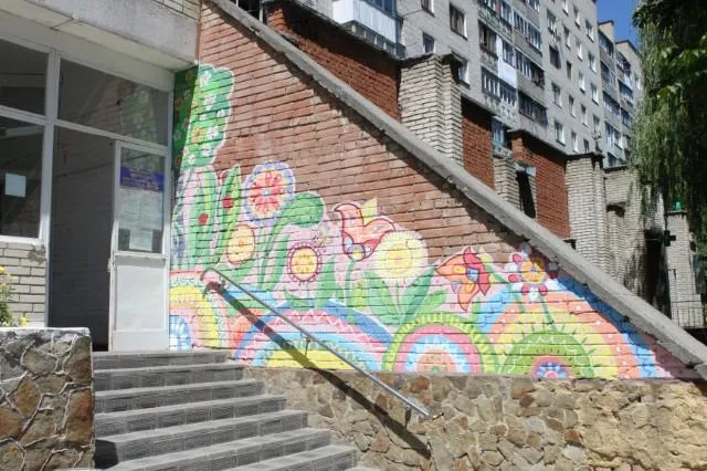 Учні Вінницької дитячої художньої школи розмалювали лікарню (Фото) — фото 3