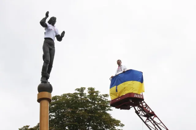 Вінницька молодь одягла в українську вишиванку пам’ятник Українській пісні (Фото) — фото 2