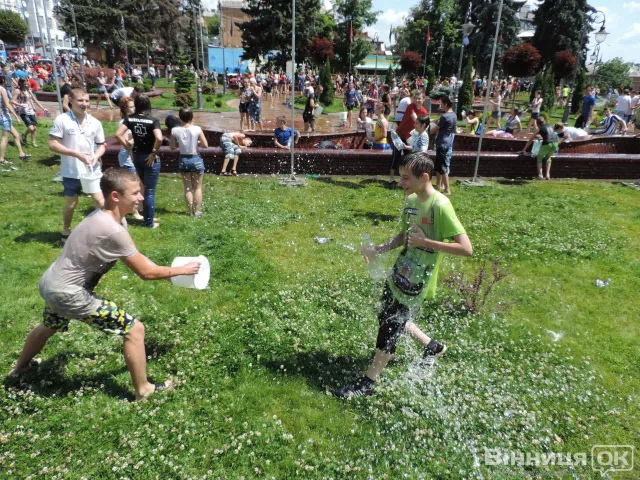 Водна битва у центрі Вінниці (Фоторепортаж) + (Відео) — фото 4
