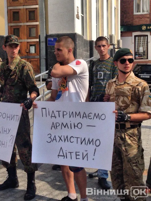 Вінничани вимагали допомоги військовим і звільнення екс-регіоналів (Фоторепортаж) — фото 8