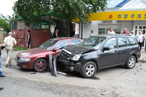 П'яний водій пошкодив п'ять автомобілів (Фото) — фото 3