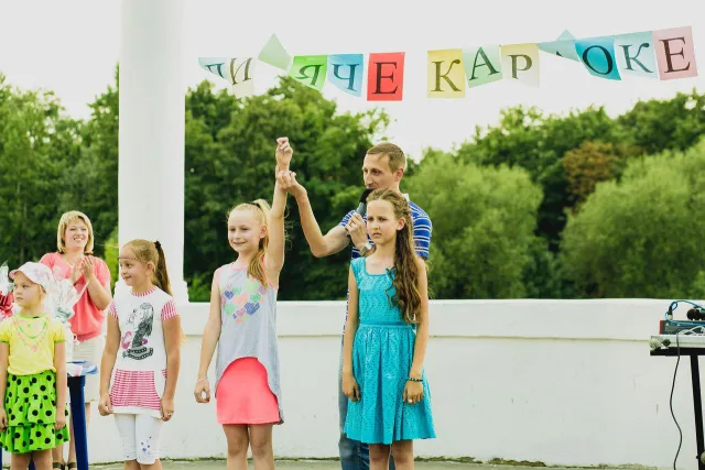 На набережній Roshen відбулось дитяче караоке (Фоторепортаж) — фото 1