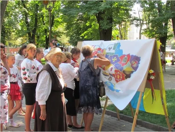 Вінничани організували просвітницьку акцію єднання «Україна разом», і спільно вишивали карту України (Фото) — фото 1