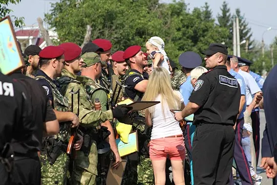 З зони бойових дій повернувся зведений загін вінницьких міліціонерів (Фоторепортаж) — фото 6