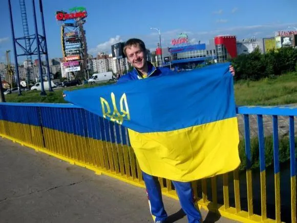 Центральний міст розфарбують в кольори прапора (Фото) — фото 3