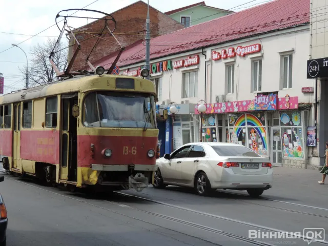 У центрі міста автівка врізалася у трамвай (Фото) — фото 3