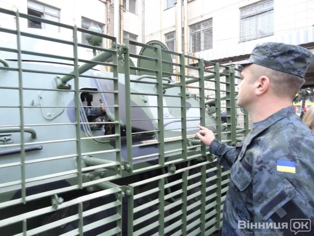 45-й вінницький завод безкоштовно відремонтував БТР для армії (Фото) — фото 4