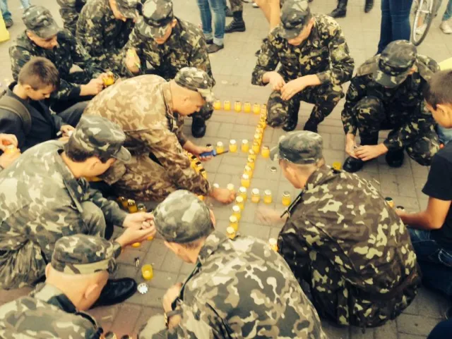 Герб зі свічок та напис «Слава Україні – Героям слава» створили вінничани у центрі міста на площі Європейській (Фото) — фото 4