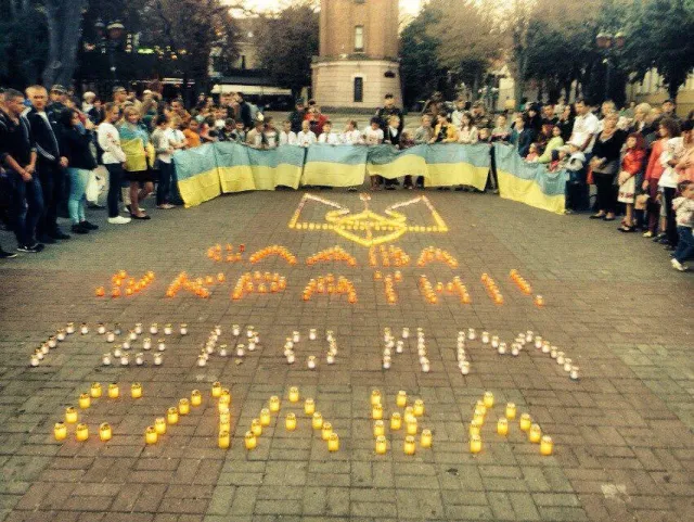 Герб зі свічок та напис «Слава Україні – Героям слава» створили вінничани у центрі міста на площі Європейській (Фото) — фото 7
