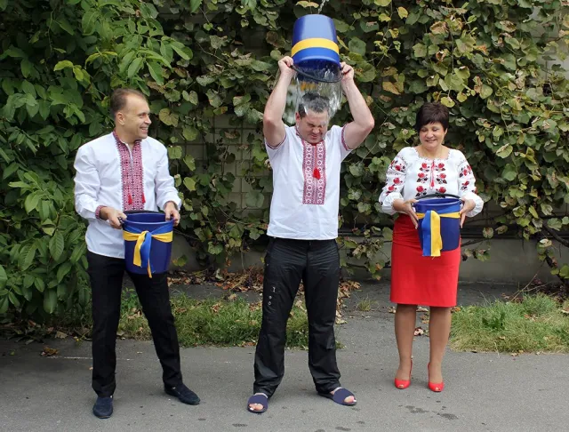 Фіскальна служба Вінниччини через  Ice bucket challenge підтримала військових — фото 3