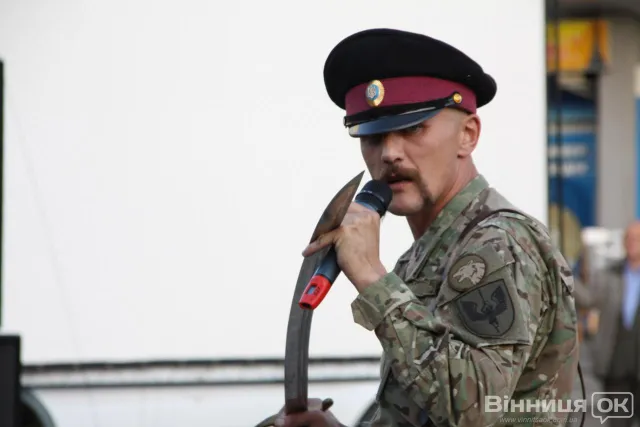 У Вінниці співали, палили смолоскипи і... лупцювали бійця «Донбасу» (Фоторепортаж) — фото 7