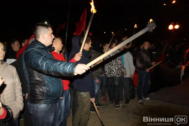 У Вінниці співали, палили смолоскипи і... лупцювали бійця «Донбасу» (Фоторепортаж) — фото 9
