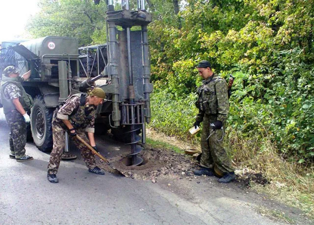 Вінницькі військові інженери розміновують місцевість від вибухонебезпечних предметів на Сході України (Фото) — фото 2