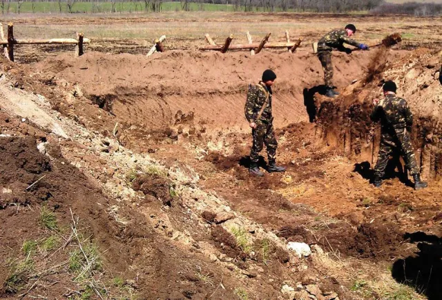 Вінницькі військові інженери розміновують місцевість від вибухонебезпечних предметів на Сході України (Фото) — фото 4