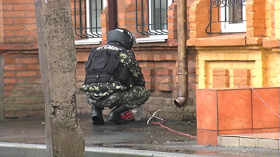 У підозрілому пакеті, який залишили біля офісу у Вінниці, вибухівки не знайшли (Фото) — фото 1