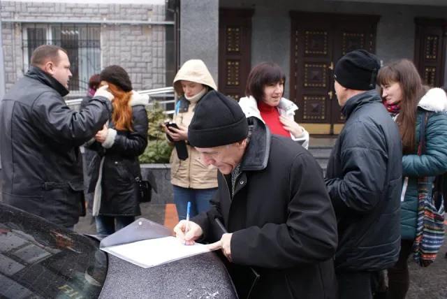 Активісти подарували головному прокуророві щура (Фото) — фото 2
