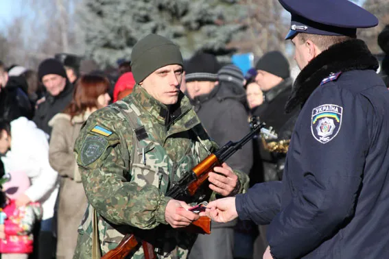 Більше 400 людей вивезли з-під обстрілів в зоні АТО вінницькі міліціонери (Фоторепортаж) + (Відео) — фото 8