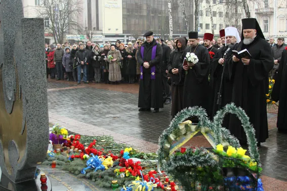 У Вінниці вшанували героїв Небесної Сотні (фоторепортаж) + (відео) — фото 2