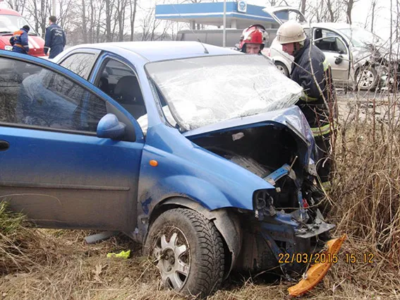 В результаті зіткнення двох автівок загинув 63-річний пасажир та постраждали водії (фото) — фото 2