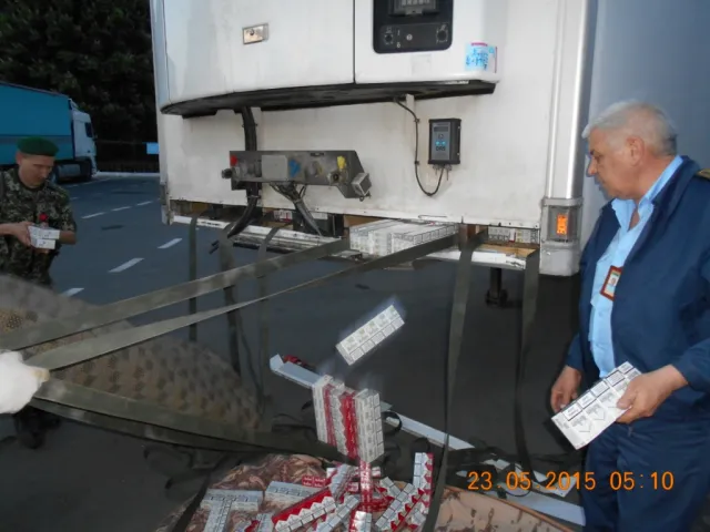 На Вінниччині митники виявили понад 20 тис. пачок контрабандних цигарок — фото 2
