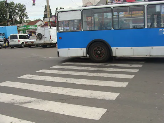 Громадський транспорт Вінниці, не підвозить, а збиває громадян! — фото 1