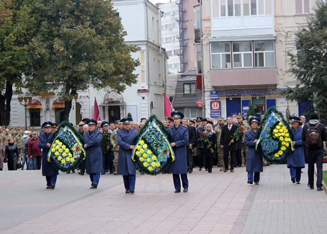 Очільник вінницьких фіскалів вшанував захисників України — фото 2