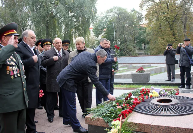 Очільник вінницьких фіскалів вшанував захисників України — фото 4